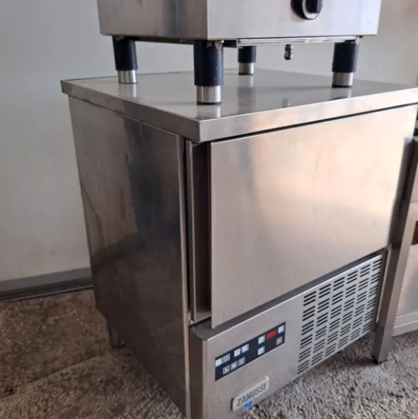 1#8391 Abbattitore Zanussi 5 teglie