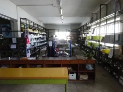5#5425 Abbigliamento e arredi da negozio
