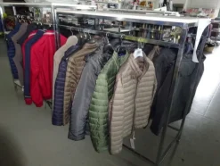5#5425 Abbigliamento e arredi da negozio