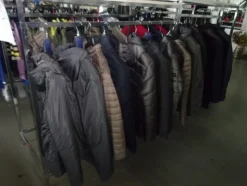5#5425 Abbigliamento e arredi da negozio