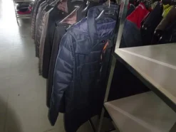 5#5425 Abbigliamento e arredi da negozio