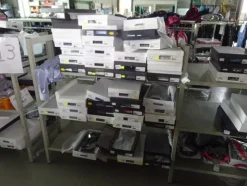 5#5425 Abbigliamento e arredi da negozio