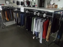 5#5425 Abbigliamento e arredi da negozio