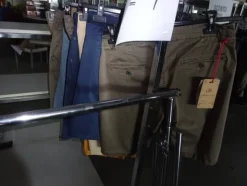 5#5425 Abbigliamento e arredi da negozio