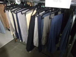 5#5425 Abbigliamento e arredi da negozio