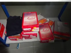 5#5425 Abbigliamento e arredi da negozio