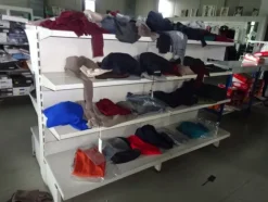 5#5425 Abbigliamento e arredi da negozio