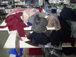 5#5425 Abbigliamento e arredi da negozio