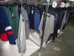 5#5425 Abbigliamento e arredi da negozio