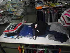 5#5425 Abbigliamento e arredi da negozio