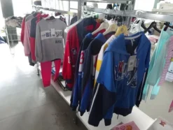 5#5425 Abbigliamento e arredi da negozio