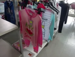 5#5425 Abbigliamento e arredi da negozio