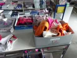 5#5425 Abbigliamento e arredi da negozio