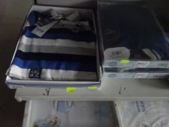 5#5425 Abbigliamento e arredi da negozio