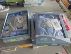 5#5425 Abbigliamento e arredi da negozio