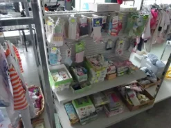 5#5425 Abbigliamento e arredi da negozio