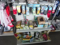 5#5425 Abbigliamento e arredi da negozio