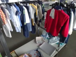 5#5425 Abbigliamento e arredi da negozio