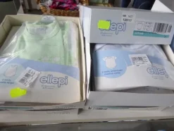 5#5425 Abbigliamento e arredi da negozio