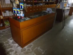 5#5425 Abbigliamento e arredi da negozio