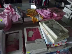 5#5425 Abbigliamento e arredi da negozio
