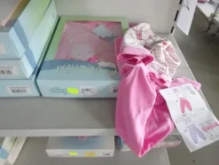 5#5425 Abbigliamento e arredi da negozio