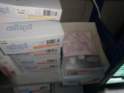5#5425 Abbigliamento e arredi da negozio