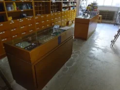 5#5425 Abbigliamento e arredi da negozio