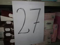 5#5425 Abbigliamento e arredi da negozio