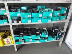 5#5425 Abbigliamento e arredi da negozio