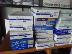 5#5425 Abbigliamento e arredi da negozio