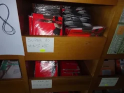 5#5425 Abbigliamento e arredi da negozio