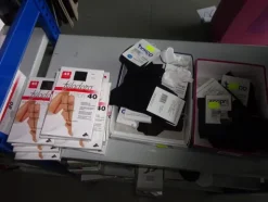 5#5425 Abbigliamento e arredi da negozio