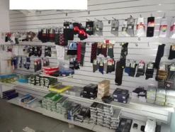 5#5425 Abbigliamento e arredi da negozio