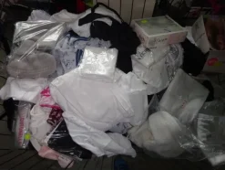 5#5425 Abbigliamento e arredi da negozio