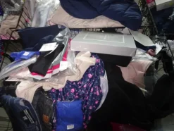 5#5425 Abbigliamento e arredi da negozio
