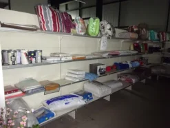 5#5425 Abbigliamento e arredi da negozio