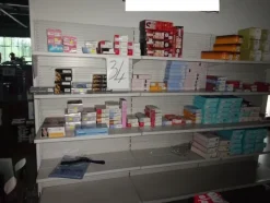 5#5425 Abbigliamento e arredi da negozio