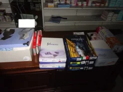 5#5425 Abbigliamento e arredi da negozio