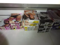 5#5425 Abbigliamento e arredi da negozio