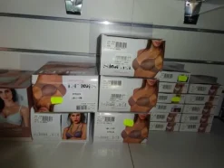 5#5425 Abbigliamento e arredi da negozio