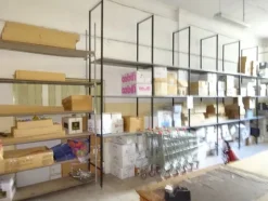 5#5425 Abbigliamento e arredi da negozio