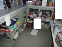 5#5425 Abbigliamento e arredi da negozio