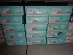 5#5425 Abbigliamento e arredi da negozio