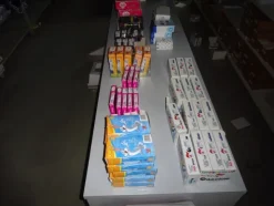 5#5425 Abbigliamento e arredi da negozio