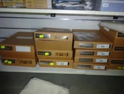 5#5425 Abbigliamento e arredi da negozio