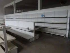5#5425 Abbigliamento e arredi da negozio