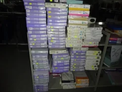 5#5425 Abbigliamento e arredi da negozio