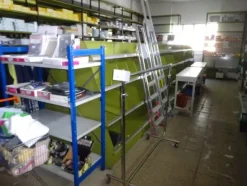 5#5425 Abbigliamento e arredi da negozio