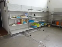 5#5425 Abbigliamento e arredi da negozio